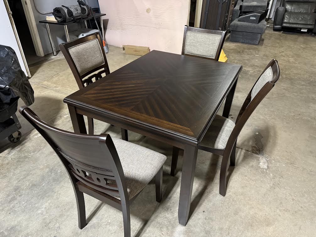 5 - Piece Solid Wood Top Dining Set (READ DESCRIPTION)